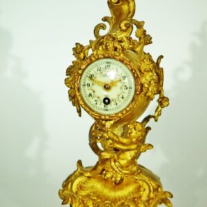 Kleine Tischuhr mit Engel, metallguss, vergoldet um 1900