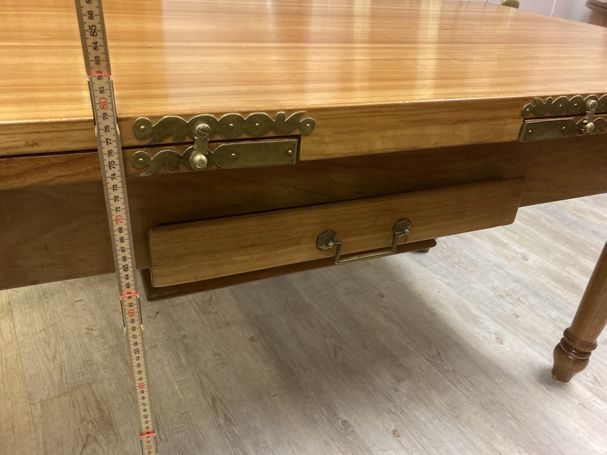 Emmenthaler-Kirschbaumtisch – Bild 3