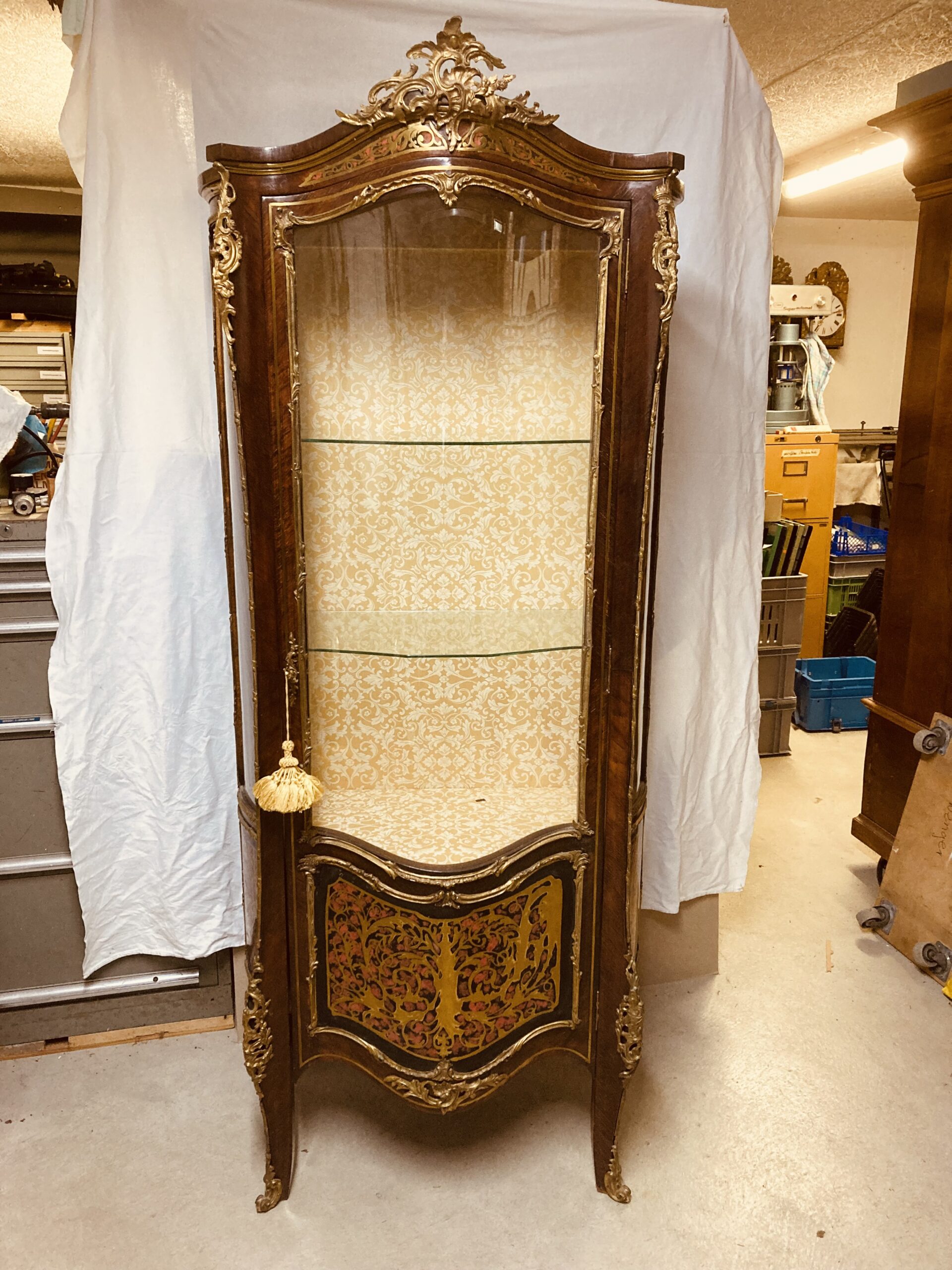 Prunk Vitrine mit Boulle Maketerie Bronce Applikationen
